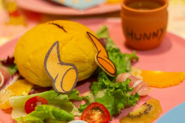 かくれんぼ？フルーツサラダプレート 2,390円｜「くまのプーさん」FUNNY & HUNNY OH MY CAFE