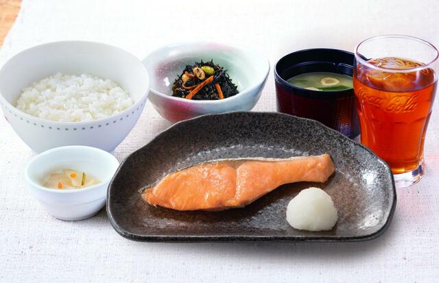 「焼鮭朝定食（ご飯・味噌汁・小鉢・漬物・日替わりスープ・ドリンクバー付き）」690～840円（税込）