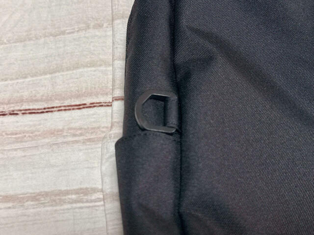 フロントサイドにDカン付き。チャームやパスケースなどをつけて使用できます