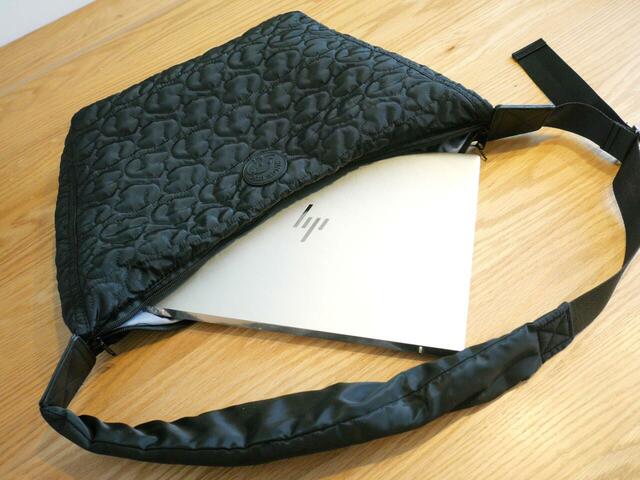 【ベルメゾン　軽量ワッペン付きショルダーバッグ 『スヌーピー』】大きさは約44（下部28）×24×8cm。ノートPCも入るサイズ感が嬉しい◎