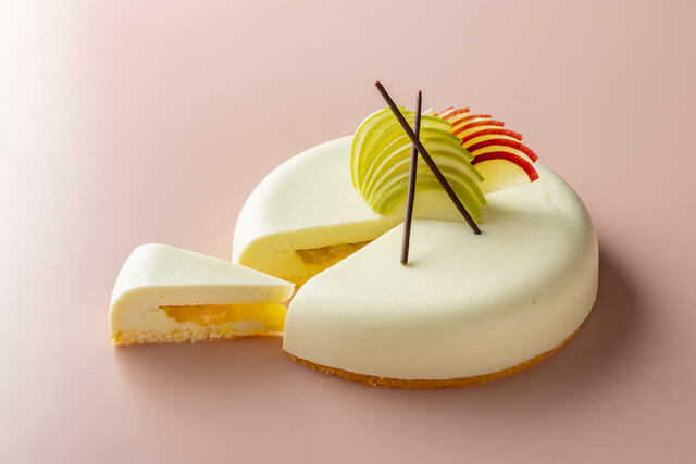 「世界大会優勝作品「リンゴのモスコビット ノルマンディー風」」＜期間：2026年3月1日〜4月28日＞【美食が揃う「ストロベリー＆ガストロノミービュッフェ ～Noir et Rose～」で、「黒いちご」や「世界大会優勝シェフの料理」を堪能！】