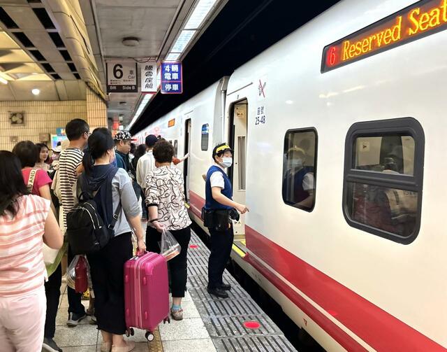 【台湾食べ歩きの旅 #5 】台北から特急「普悠瑪（プユマ）号」に乗り込む。土日は混雑するのでギリギリだと指定席が取れないことも