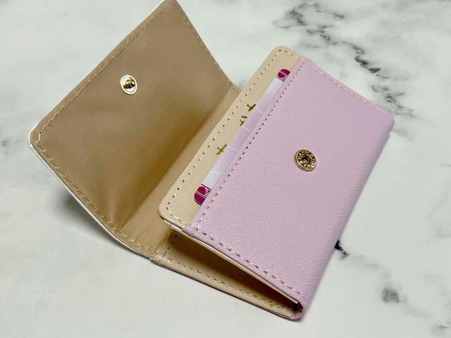 外ポケットにもカードが1枚入れられます！【アベイル×ちいかわ】名刺入れ（ちいかわ）※モモンガデザインの名刺入れ：1,980円（税込）