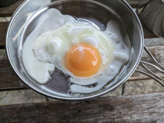 【ダイソー クッカー３点セット】火力は意外と強く、半熟なら3分ほどでできあがり