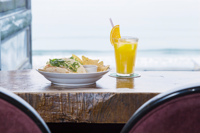 Seedless Bar｜「ビーフタコス」（850円）と「オレンジジュース」（500円）。夏は海水浴で賑わう湘南のビーチを眺めながら、のんびり過ごそう。