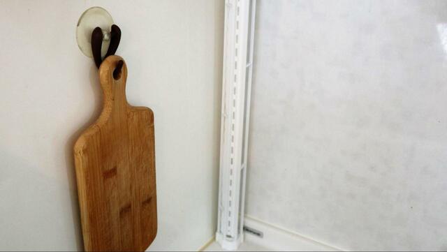 【山崎実業：tower 折り畳み水切りシリコーントレー付き】畳んで立てかけると存在感ゼロ