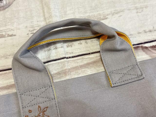 持ち手は短め。肘にかけたり手で持ったりできる長さ