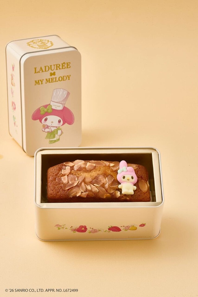 【ラデュレ×マイメロディ】「アーモンドパウンドケーキ缶 “マイメロディ”」¥4,968/缶の中には、やさしい笑みを浮かべるマイメロディのチョコレートが目を引くアーモンドパウンドケーキ