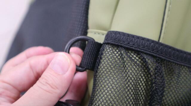 【ワークマン リフレクトソフトPUリュック】リュックの左右にDカン付き。パスケースやキーホルダーを装着可能です