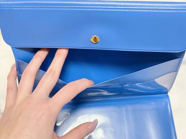 上部にはネイビーの差し込みポケット付き