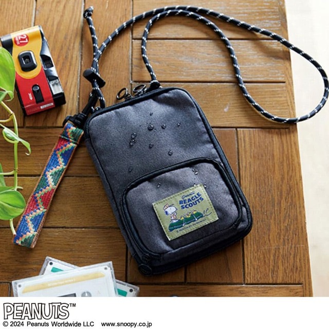 【SNOOPY アウトドアに強い！ BEAGLE SCOUTS 撥水多機能ショルダーバッグ BOOK】 撥水加工が施された、水や汚れに強いショルダーバッグ