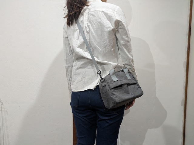 【ワークマン×フルクロ　折り畳める2WAY撥水ミニボストンバッグ】チャコールグレーは落ち着いた色味で、季節を問わず使えそう