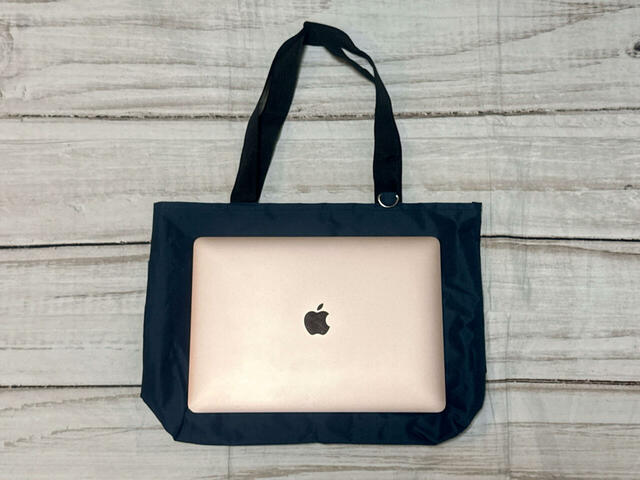 MacBook Airもラクラク収納できるサイズ感