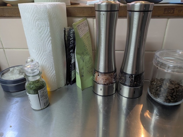 【BEFORE】物が置きっぱなしでキッチンのスペースを圧迫し、とても使いにくい状態でした…