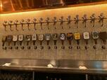 【YONA YONA BEER WORKS 新宿東口店】ずらっと並ぶタップ(ビールの蛇口)。店内でしか飲めないものもあります。