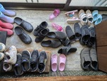 【ラック使用前】靴箱にしまうのが面倒で、靴はほぼ出しっぱなし。カオスな玄関です…