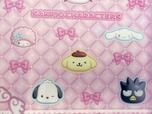 【サンリオキャラクターズ当りくじ】「21．ファイルホルダー／ピンク」ファイルホルダー表紙下段に登場しているキャラクターは、マイスウィートピアノ、シナモロール、ポムポムプリン、ポチャッコ、バッドばつ丸！