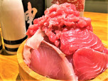 日替わり鮮魚とマグロの大盛刺し桶