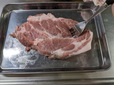 【ダイソーグッズで自家製ベーコン作り】味がしみこみやすいよう肉全体をフォークで刺す