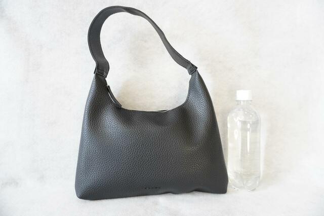 ペットボトルと長さを比較してみたところ【CLANE（クラネ）】「ラウンドショルダーバッグ」価格：3,278円（税込）発売日：2023年7月13日