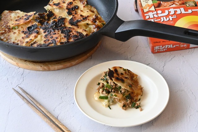 【ボンカレー公式アレンジレシピ「フライパンジャンボカレー餃子」】包まずに作れるのでお手軽！