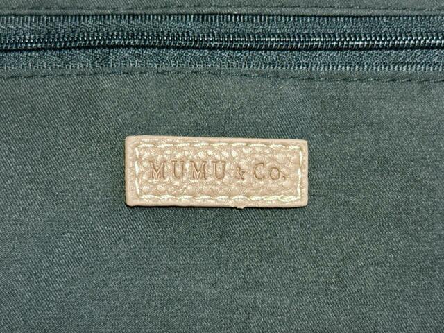内側には裏地つき。「MUMU&CO」の合成皮革のタグもついており、細部まで凝っています！