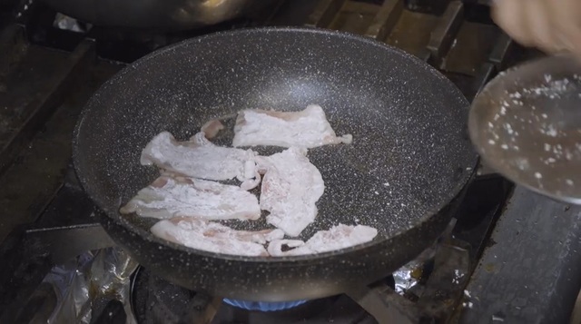 フライパンに油を敷き、片栗粉をまぶした豚肉を並べ入れる