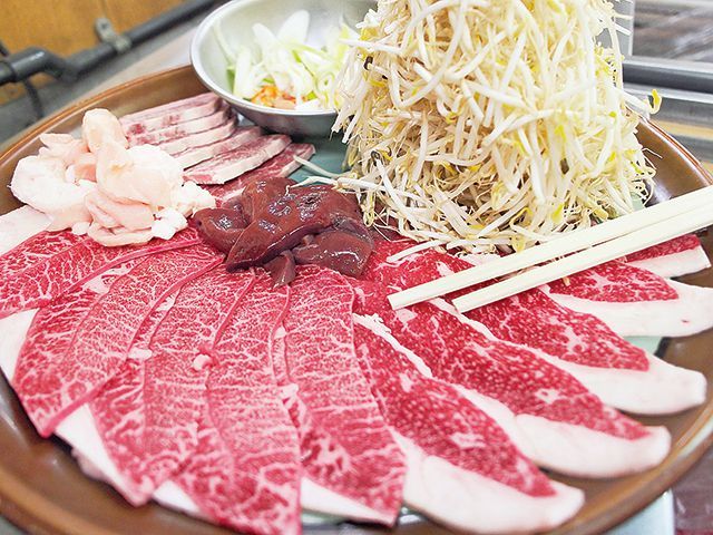 関西・焼肉の名店15／元祖焼肉 味楽（深井）　ロース 535円／ミノ  389円