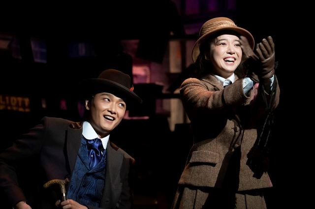 ミュージカル『ダディ・ロング・レッグズ』より　井上芳雄（左）と上白石萌音（右）