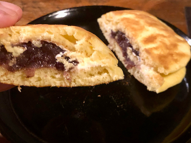 【シャトレーゼ　どらやき・カステラ（五三焼製法）詰め合わせ10個入り】粒餡とバターの相性、バランスが最高