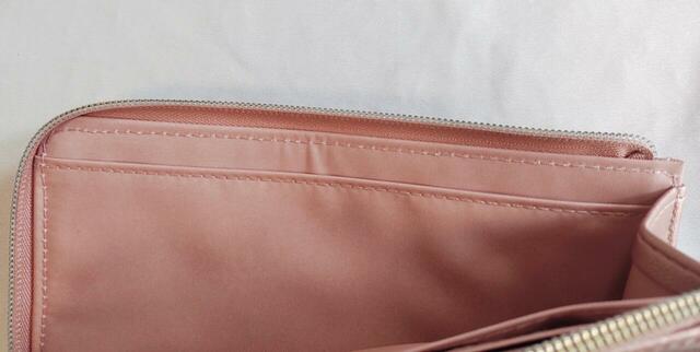 反対側はお札入れになっている