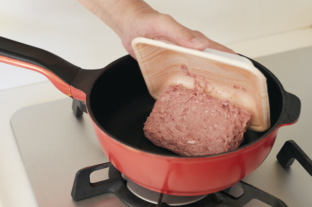 【手間が半バーグ】フライパンに油をひき、1をひっくり返して肉だねを入れ、ふたをして火をつける。3分半～焼き色がついたら返し、ふたをしてさらに3分焼く。火を止め、5分ほど余熱で火を通す