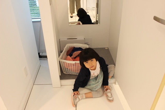 初めての一人試着室。きちんとおきがえできるかな…。