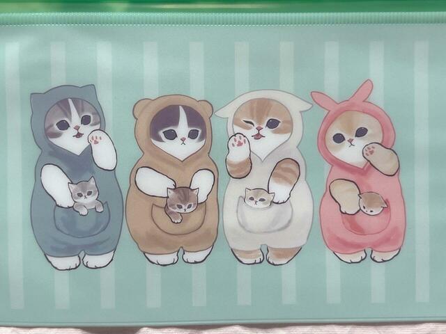 動物の着ぐるみを着るにゃんこたち。ポケットの中にも小さなにゃんこたちがいるのに注目です!