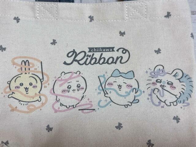 フロントには、ちいかわ・ハチワレ・うさぎ・モモンガが、まるで新体操の選手のようにリボンをくるくる回しているイラストプリント入り！