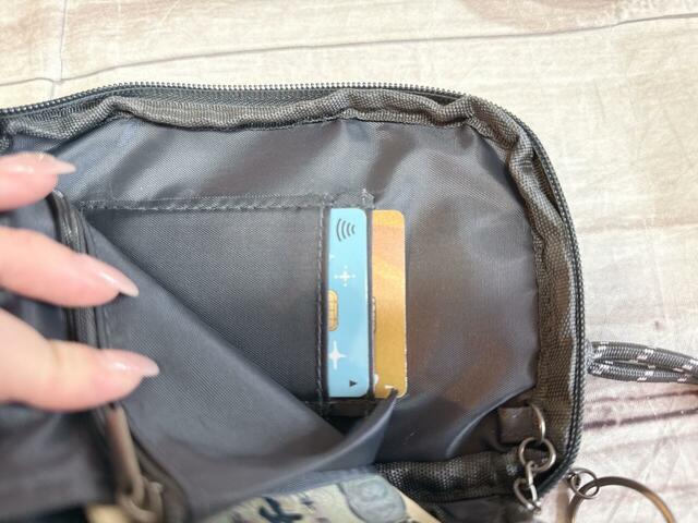 カードポケットに、メインで使うカードを2枚収納