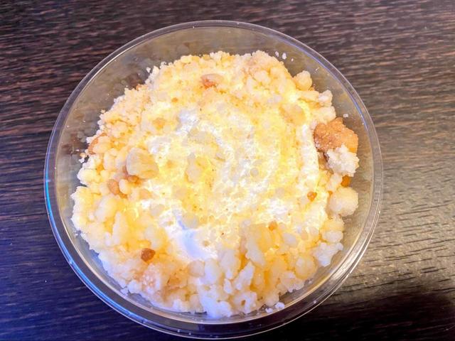 【ミニストップ とろける北海道産生チーズケーキ】ふわふわクリームの上にザクザクのクランブルが