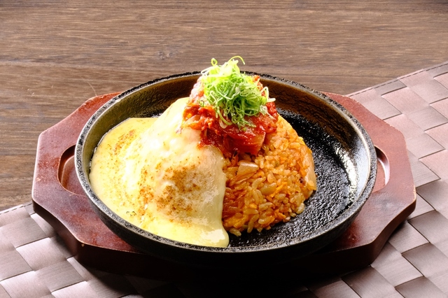 「とろ～りチーズの絶品キムチチャーハン」＜1,080円(税込)＞【極楽湯が自慢のサウナ飯5品を販売開始】