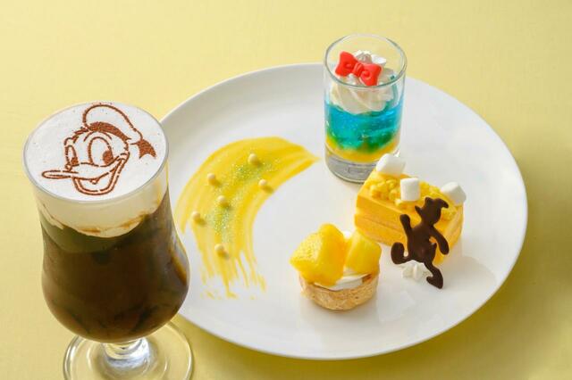 スペシャルデザートセット 1,980円｜提供店舗：東京ディズニーランド「センターストリート・コーヒーハウス」｜スペシャルイベント「ディズニー・パルパル―ザ」第2弾「ドナルドのクワッキー・ダックシティ」スペシャルメニュー
