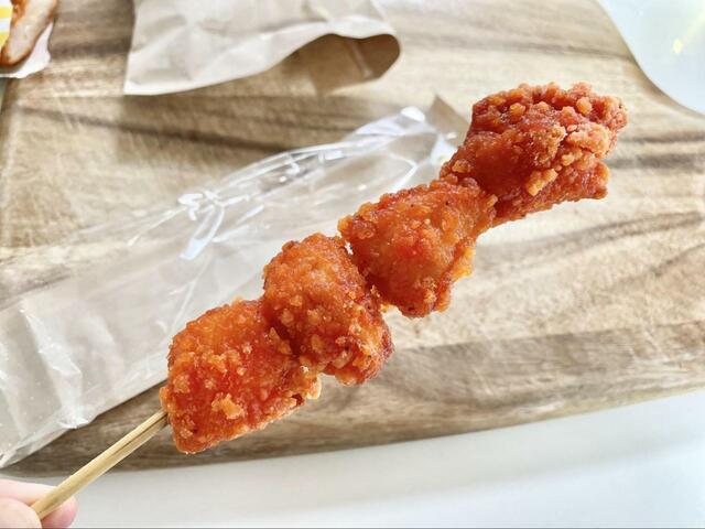 【ローソン 竜田揚げ棒 旨辛風味】1つの棒にチキンが4個ついている!