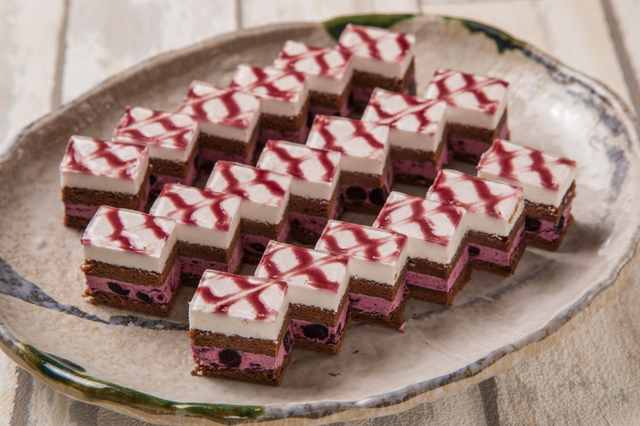 レアチーズケーキブルーベリーソース