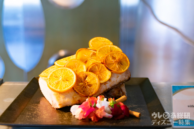 ローストポーク スパイス香るオレンジソース（ランチのみ）｜“ディズニー・イースター”ランチブッフェ／ディナーブッフェ｜東京ディズニーシー・ホテルミラコスタ「オチェーアノ」