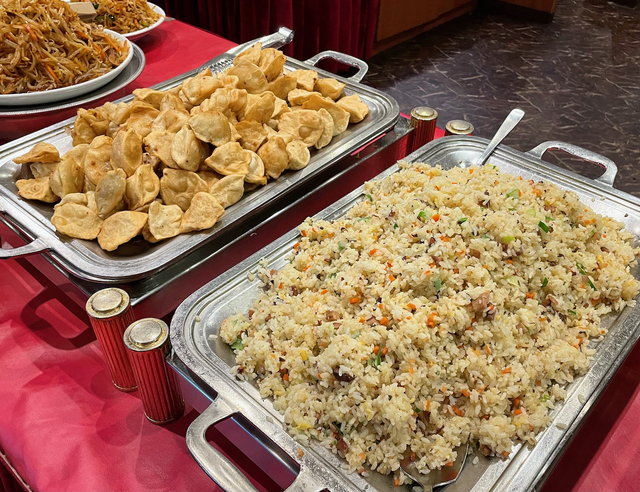 【九寨溝 銀座店】炒飯（右）と揚餃子