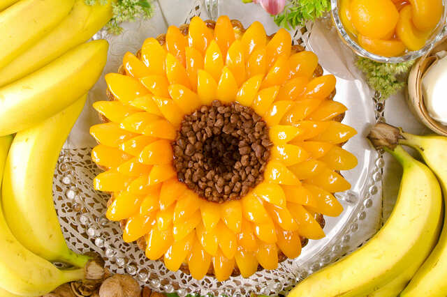 【キル フェ ボン】「杏とバナナのベイクドチーズタルト」大輪のひまわりをかたどった、フォトジェニックなタルト