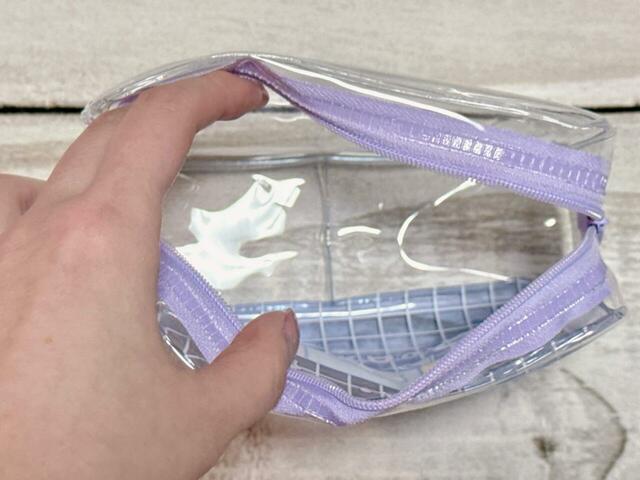 【ちいかわ DAISO限定デザイン】「マチ付きビニールポーチ ちいかわ」ファスナーで開閉する仕様