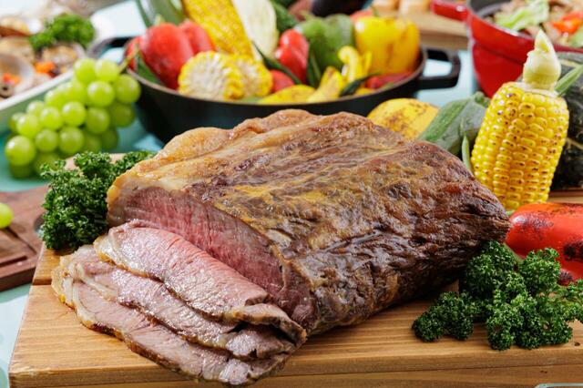 「ローストビーフ」＜期間：2025年8月8日～9月4日＞【甘く爽やかな夏の主役“シャインマスカット”が多彩な料理になって登場♪「シャインマスカットブッフェ」で贅沢ディナーを堪能！】