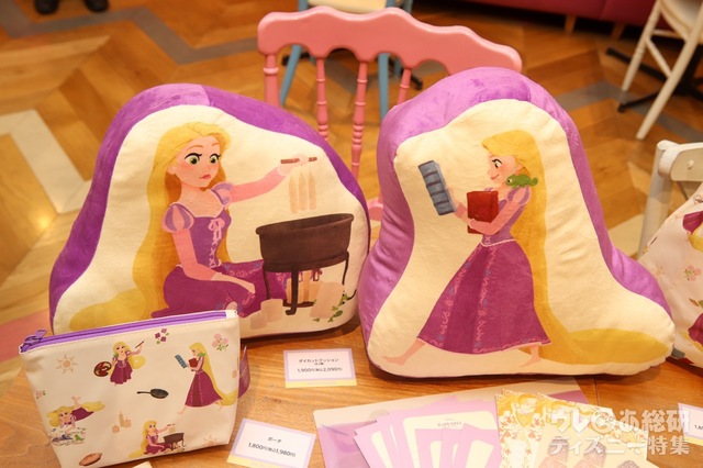 （左）ダイカットクッション（右）ダイカットクッション 各1,900円（税込 2,090円）