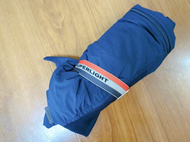 【ワークマン リペアテック(R)超軽量×遮熱MA-1タイプジャケット】右ポケットのゴム製ストラップで留めれば持ち運ぶ際にかさばらず便利♪