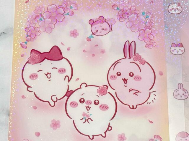 【ダイカットクリアファイル5P（ちいかわ）】フロントにはティッシュポーチとお揃いのイラストプリント入りデザイン