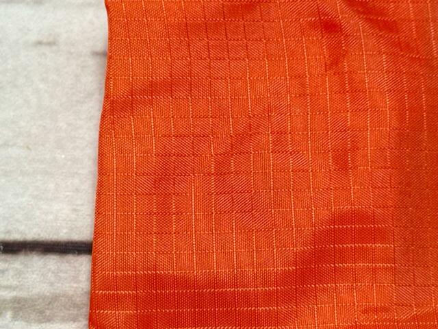 よく見ると格子柄になっているの、わかりますか？リップストップという、アウトドア製品にもよく用いられる素材が使われています